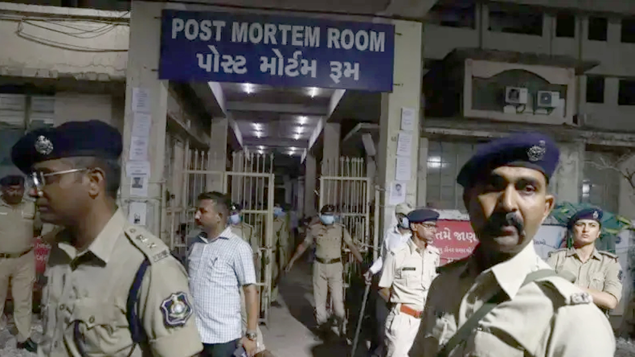 আহমেদাবাদ সিভিল হাসপাতালে লাশের ময়নাতদন্ত চলছে