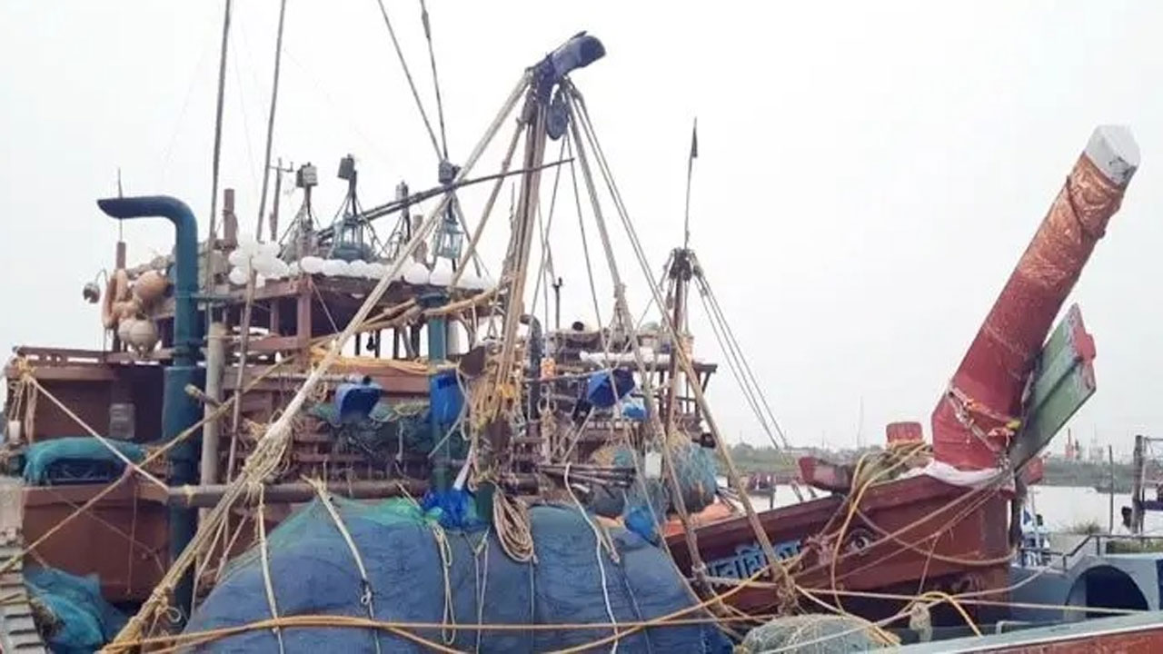 বাংলাদেশের সমুদ্রসীমায় ট্রলারসহ আটক ১৪ ভারতীয় জেলে