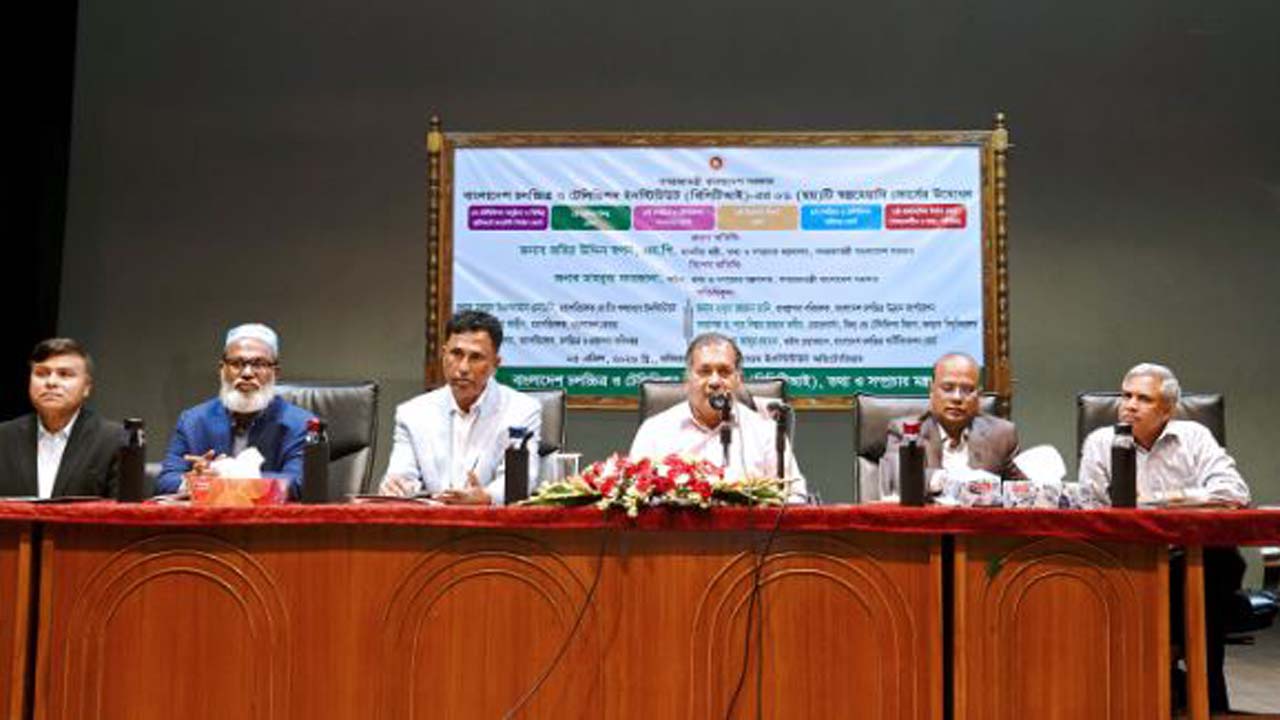 অনুষ্ঠানে বক্তব্য রাখছেন তথ্যমন্ত্রী জহির উদ্দিন স্বপন