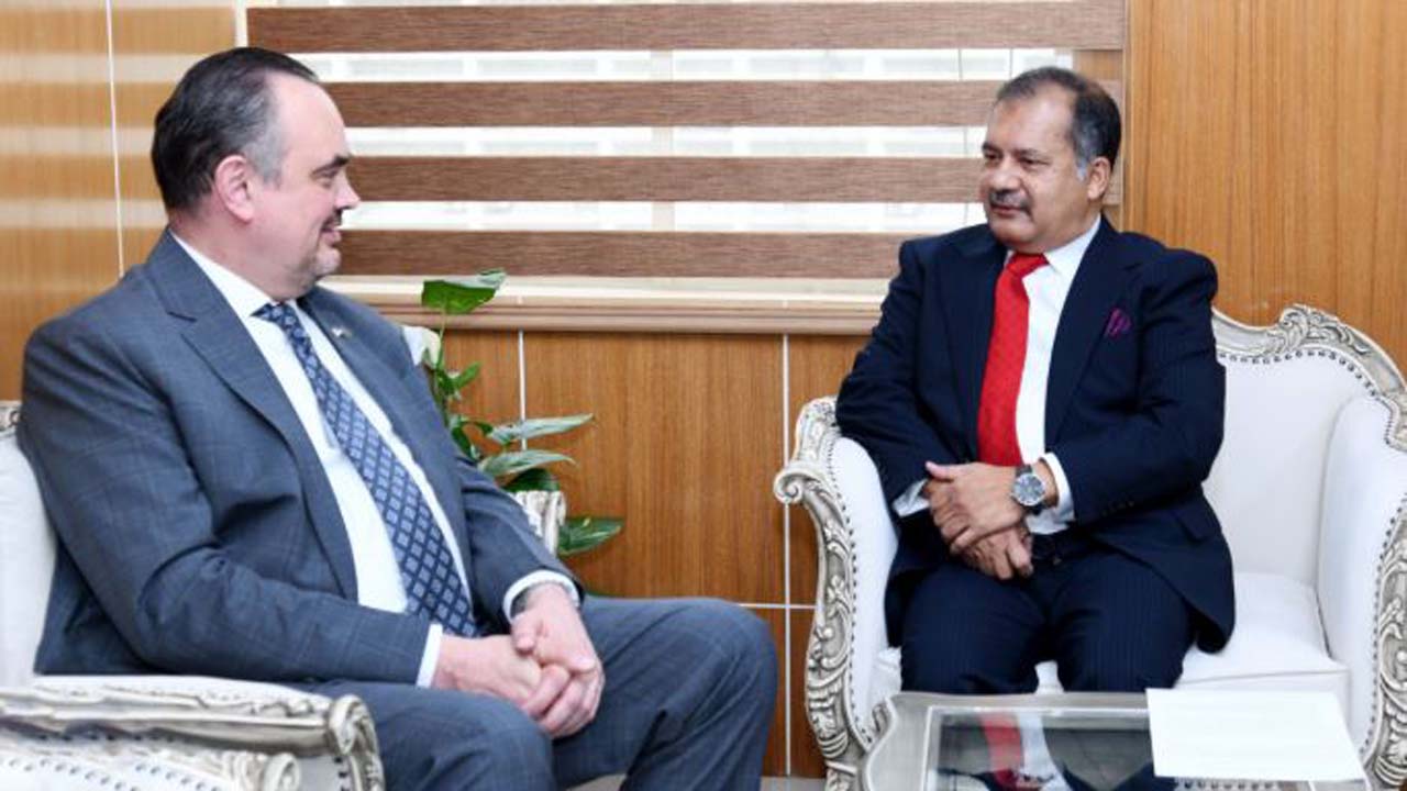 তথ্যমন্ত্রী জহির উদ্দিন স্বপনের সাথে বাংলাদেশে নিযুক্ত মার্কিন রাষ্ট্রদূত ব্রেন্ট টি ক্রিস্টেনসেন সাক্ষা