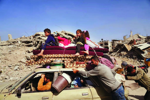 গাজা উপত্যকায় অব্যাহত ইসরাইলি সামরিক অভিযানের মধ্যে বেইত লাহিয়া থেকে পালিয়ে আসা বাস্তুচ্যুত ফিলিস্তিনিরা উত্তর গাজার জাবালিয়ায় পৌঁছেছে : ইন্টারনেট