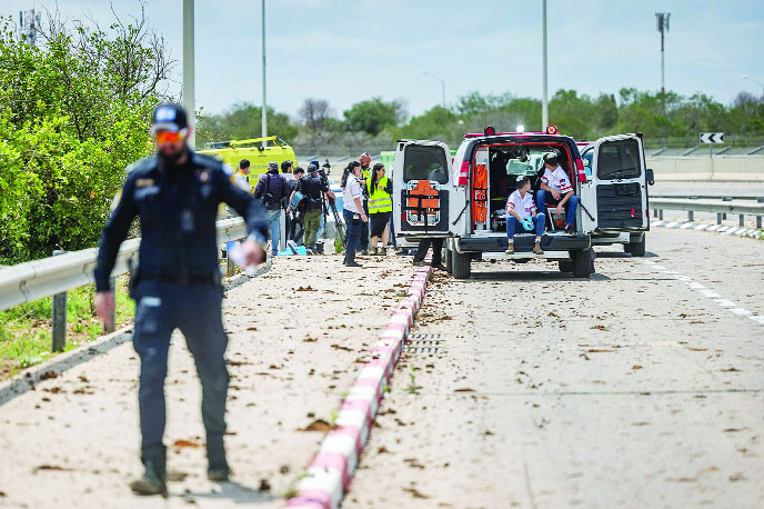 ইসরাইলের বেন গুরিয়ন বিমানবন্দরের ৩ নং টার্মিনাল এলাকায় ক্ষেপণাস্ত্রের আঘাতের পর নিরাপত্তাবাহিনীর তৎপরতা : ইন্টারনেট