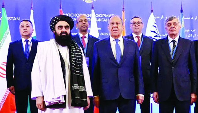 আফগানিস্তান বিষয়ক মস্কো কনসালটেশন অনুষ্ঠানে আফগানিস্তানের পররাষ্ট্রমন্ত্রী আমির খান মুত্তাকি এবং রাশিয়ার পররাষ্ট্রমন্ত্রী সার্গেই লাভরভসহ অংশগ্রহণকারীরা : ইন্টারনেট