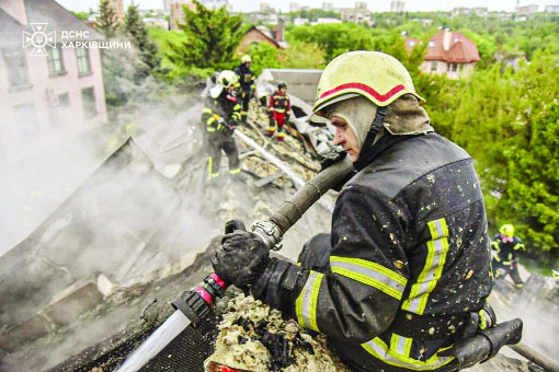 মস্কো বিমানবন্দরে ইউক্রেনের হামলার জবাবে রাশিয়ার হামলায় ক্ষতিগ্রস্ত খারকিভের একটি ভবনে উদ্ধারকাজে কর্মীরা : ইন্টারনেট