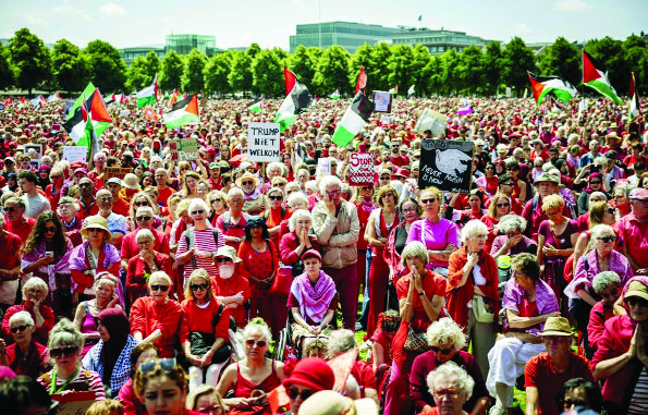নেদারল্যান্ডসে ফিলিস্তিনিদের সমর্থনে অক্সফাম নোভিব, প্যাক্স, অ্যামনেস্টি ইন্টারন্যাশনাল, সেভ দ্য চিলড্রেন এবং ডক্টরস উইদাউট বর্ডার্সের ডাকা বিক্ষোভে অংশ নেয়া ডাচরা ফিলিস্তিনের পতাকা এবং প্ল্যাকার্ড উড়াচ্ছেন : ইন্টারনেট