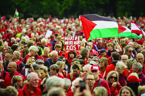 নেদারল্যান্ডের রাজধানী হেগের কেন্দ্রস্থল ম্যালিভেল্ডে ফিলিস্তিনপন্থী বিক্ষোভকারীরা : ইন্টারনেট