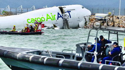 হংকং আন্তর্জাতিক বিমানবন্দরের রানওয়ে থেকে ছিঁটকে পড়া বোয়িং ৭৪৭ এ অভিযান চালাচ্ছেন উদ্ধারকর্মীরা  : ইন্টারনেট