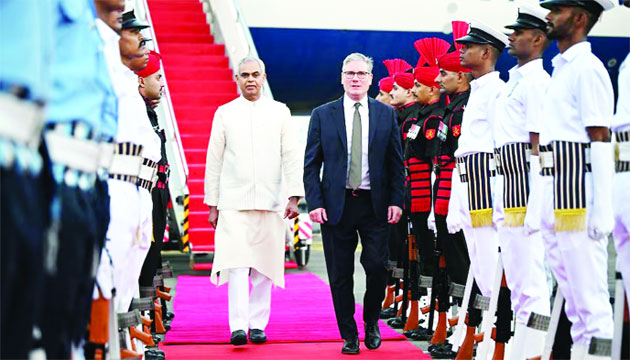 ব্রিটেনের প্রধানমন্ত্রী কিয়ার স্টারমার মুম্বাইয়ের ছত্রপতি শিবাজি মহারাজ বিমানবন্দরে পৌঁছার পর তাকে লালগালিচা সংবর্ধনা দেয়া হয় : ইন্টারনেট