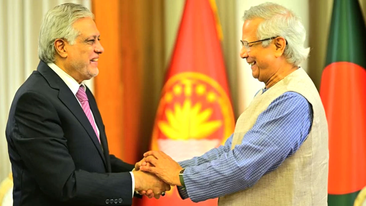 পাকিস্তানের পররাষ্ট্রমন্ত্রী মোহাম্মদ ইসহাক দার ও প্রধান উপদেষ্টা অধ্যাপক মুহাম্মদ ইউনূস