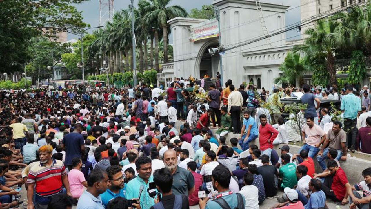 নগর ভবনের সামনে বিক্ষোভ করছেন ইশরাক হোসেনের সমর্থকরা