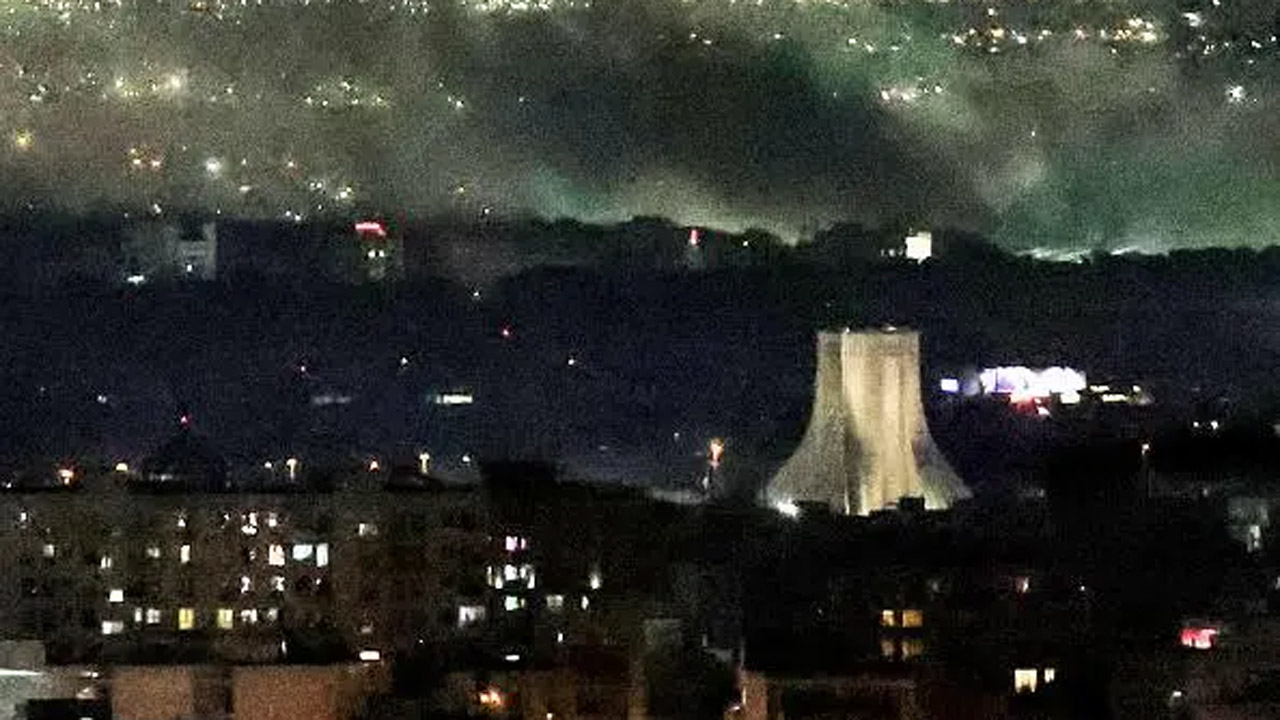 তেহরানের আজাদি টাওয়ারের কাছে বিমান হামলার পর ধোঁয়া উঠতে দেখা যাচ্ছে।