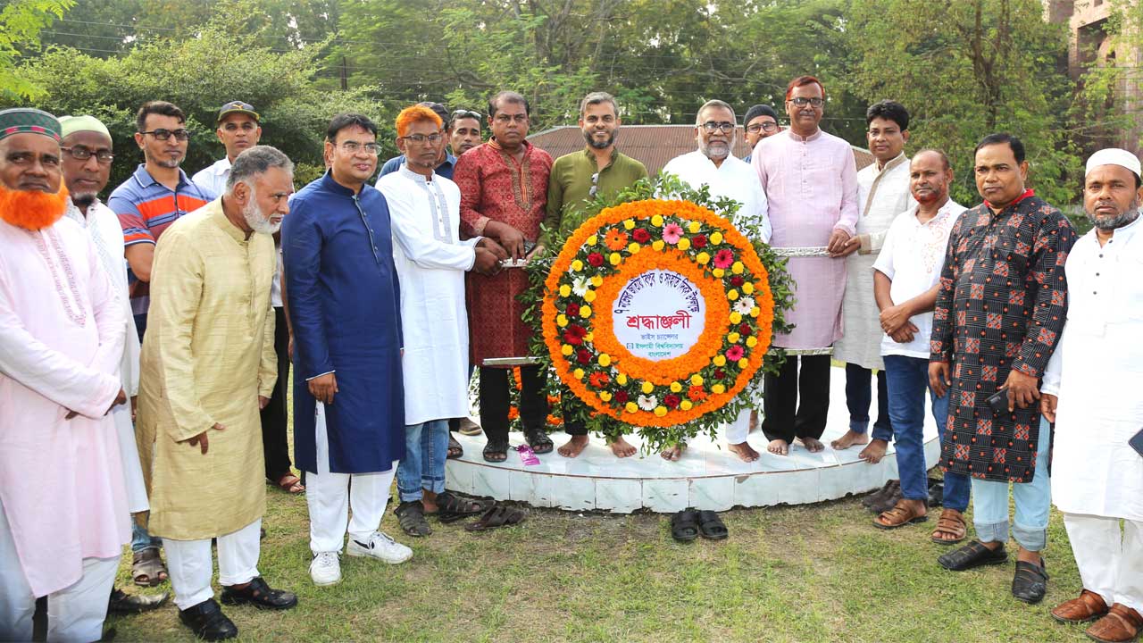 শহীদ জিয়াউর রহমান স্থাপিত ইবির ভিত্তিপ্রস্তরে পুষ্পস্তবক অর্পণ করেন ভিসি অধ্যাপক ড. নকীব মোহাম্মদ নসরুল্লাহ