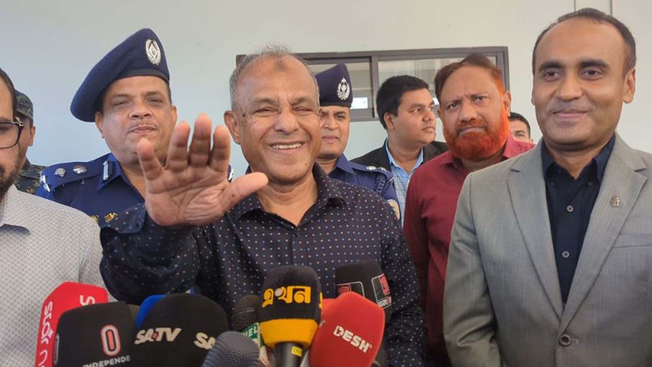 সাংবাদিকদের সাথে কথা বলছেন স্বরাষ্ট্র উপদেষ্টা লেফটেন্যান্ট জেনারেল (অব.) মো: জাহাঙ্গীর আলম চৌধুরী