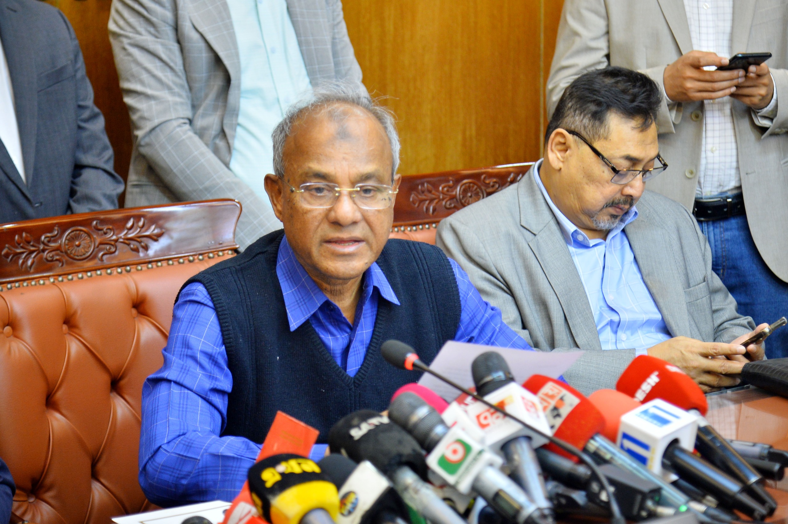 সাংবাদিকদের ব্রিফ করছেন স্বরাষ্ট্র উপদেষ্টা লেফটেন্যান্ট জেনারেল (অব.) মো: জাহাঙ্গীর আলম চৌধুরী