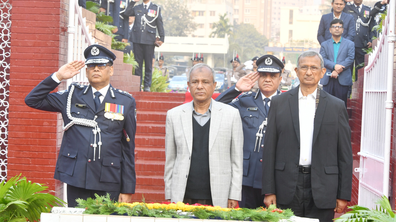 শহীদ পুলিশ সদস্যদের প্রতি শ্রদ্ধা নিবেদন করছেন স্বরাষ্ট্র উপদেষ্টা ও আইজিপি