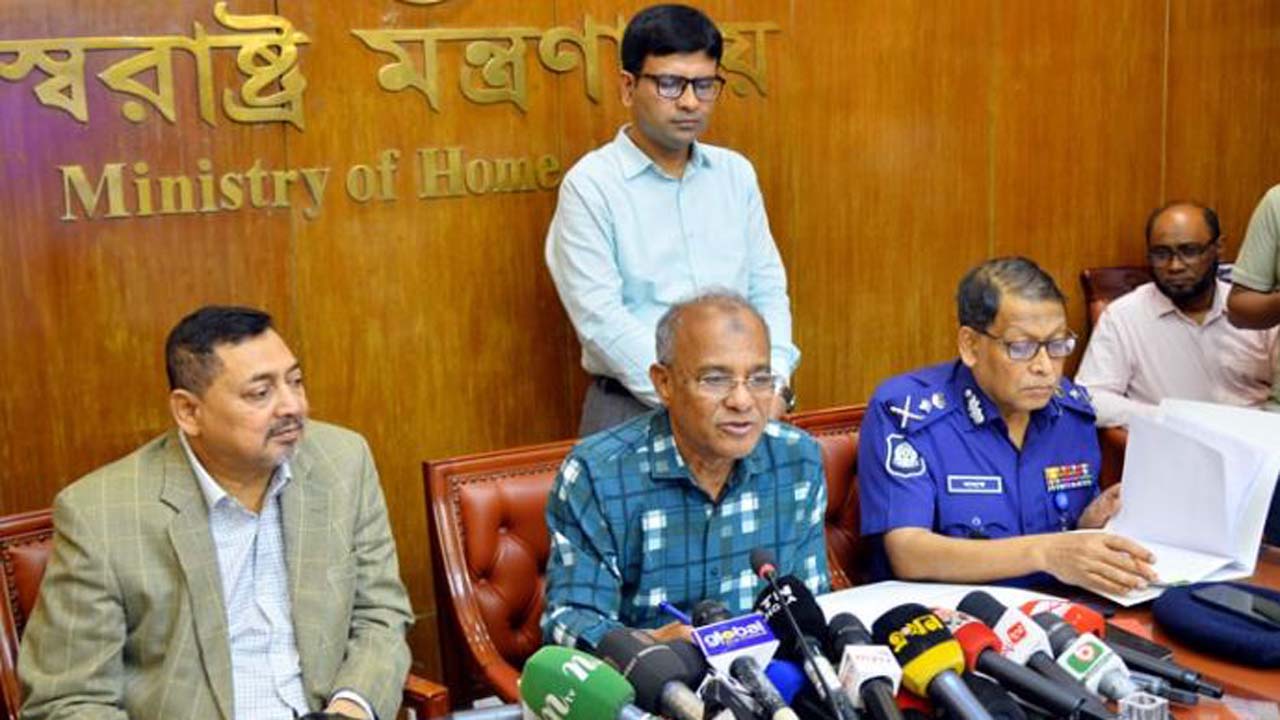 সংবাদ সম্মেলনে স্বরাষ্ট্র উপদেষ্টা লেফটেন্যান্ট জেনারেল (অব.) মো: জাহাঙ্গীর আলম চৌধুরী