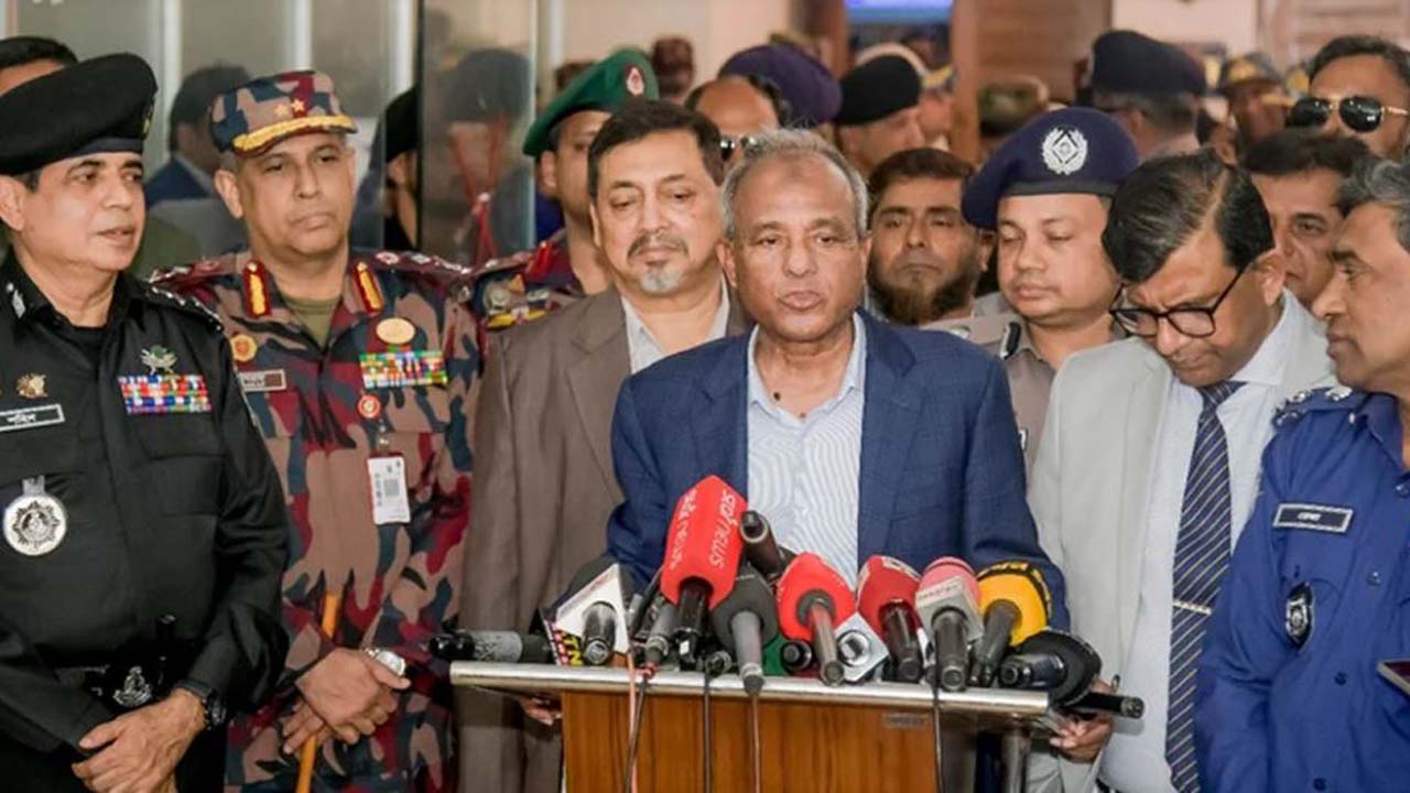 মতবিনিময় সভায় স্বরাষ্ট্র উপদেষ্টা লেফটেন্যান্ট জেনারেল (অব.) মো: জাহাঙ্গীর আলম চৌধুরী