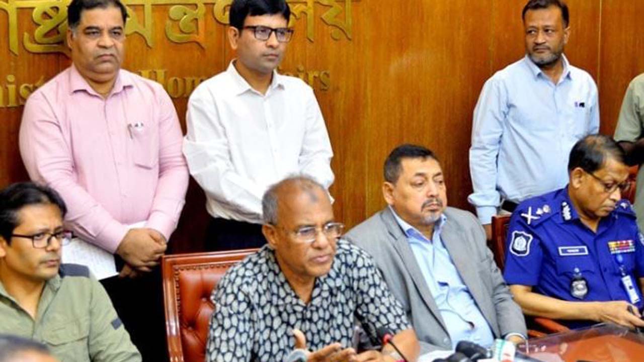 প্রেস ব্রিফিংয়ে স্বরাষ্ট্র উপদেষ্টা লেফটেন্যান্ট জেনারেল (অব.) মো: জাহাঙ্গীর আলম চৌধুরী