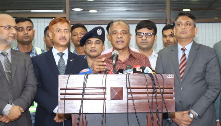 বিমানবন্দরে কথা বলছেন স্বরাষ্ট্র উপদেষ্টা লেফটেন্যান্ট জেনারেল (অব.) মো: জাহাঙ্গীর আলম চৌধুরী