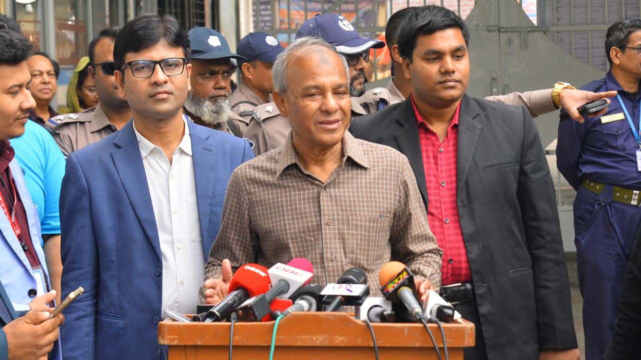 সাংবাদিকদের ব্রিফিং করছেন স্বরাষ্ট্র উপদেষ্টা লেফটেন্যান্ট জেনারেল মো: জাহাঙ্গীর আলম চৌধুরী (অব.)