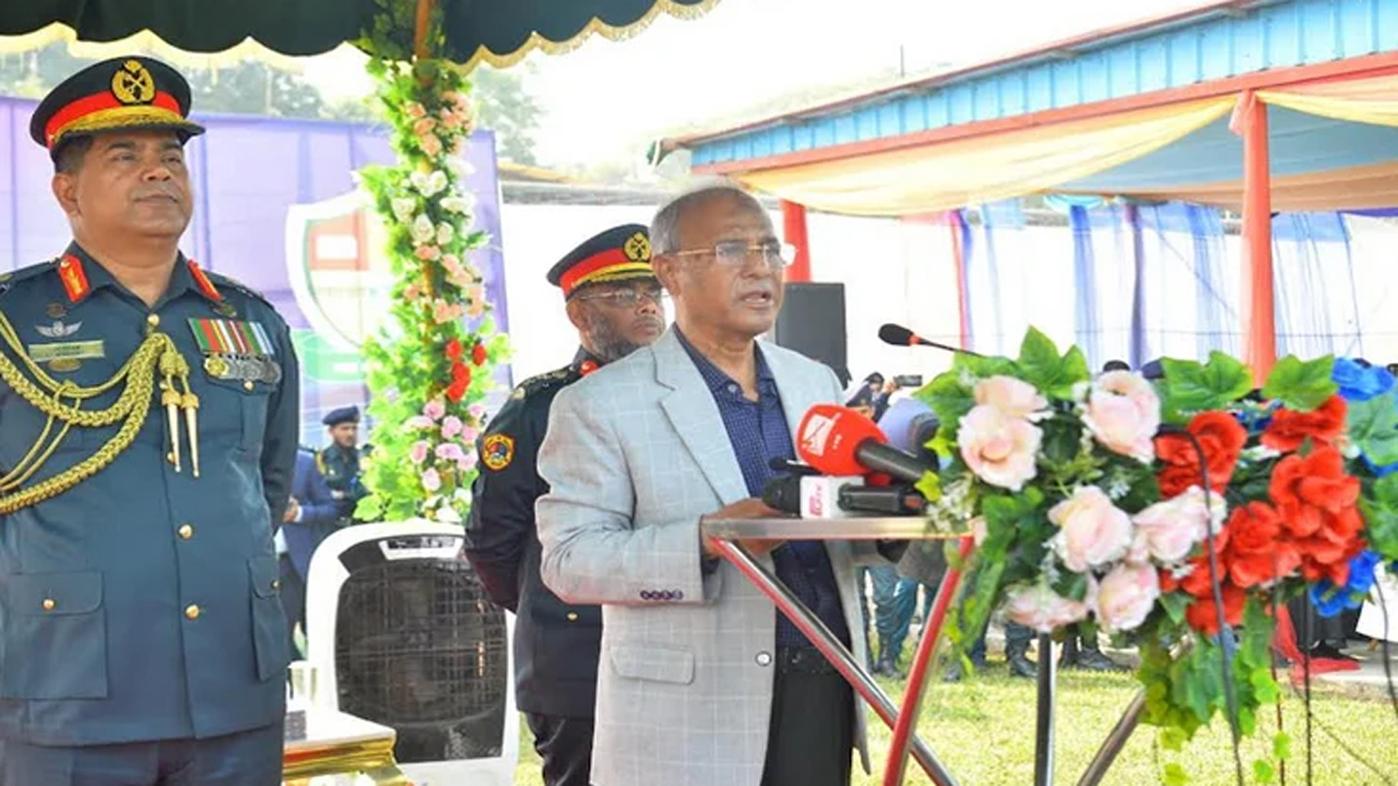 গাজীপুরে কারা প্রশিক্ষণ কেন্দ্রের প্যারেড গ্রাউন্ডে এক অনুষ্ঠানে বক্তব্য দিচ্ছেন স্বরাষ্ট্র উপদেষ্টা
