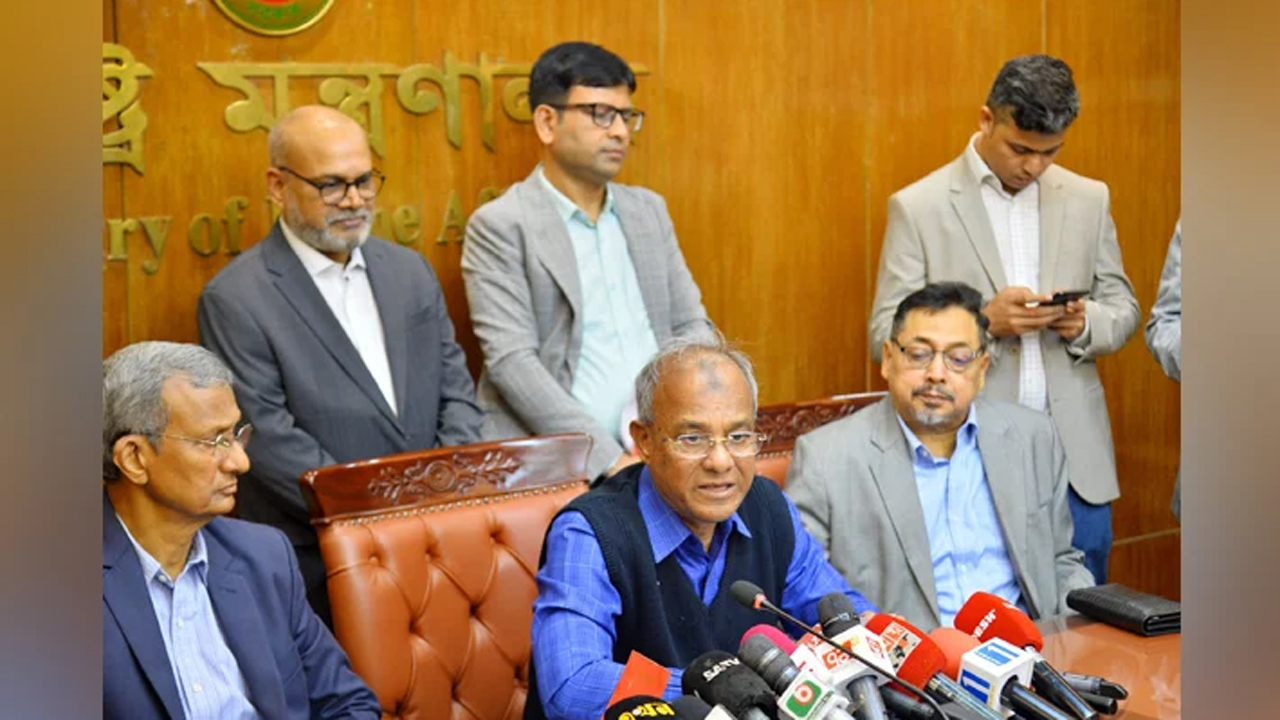 স্বরাষ্ট্র উপদেষ্টা লেফটেন্যান্ট জেনারেল (অব.) মো: জাহাঙ্গীর আলম চৌধুরী