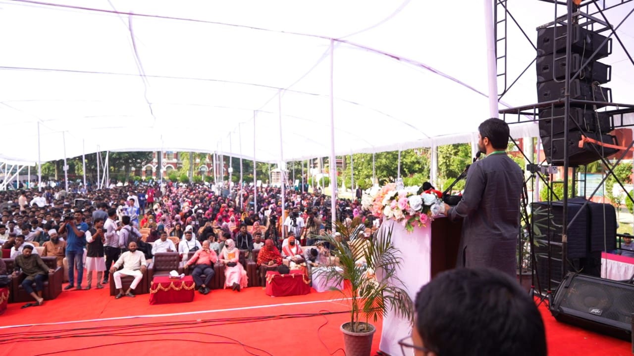 উপস্থিতদের সামনে বক্তৃতা করছেন বাংলাদেশ ইসলামী ছাত্রশিবিরের কেন্দ্রীয় সভাপতি জাহিদুল ইসলাম