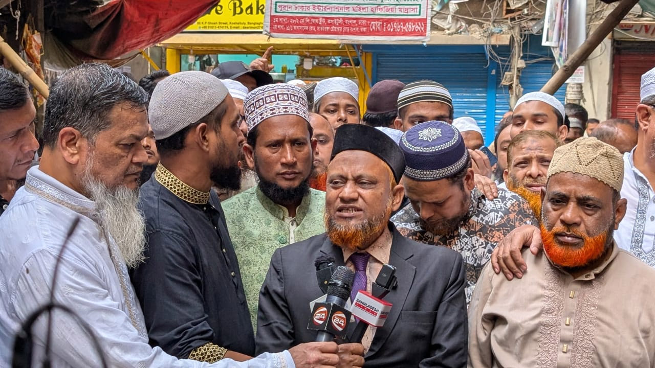 গণমাধ্যমের সাথে কথা বলছেন ড. হেলাল উদ্দিন