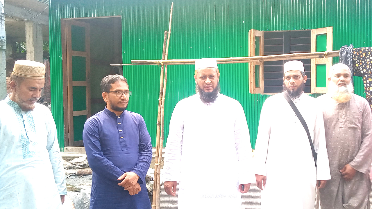 প্রতিটি বাড়িতে গিয়ে ঘরগুলো পরিবারের হাতে তুলে দেন নেতারা