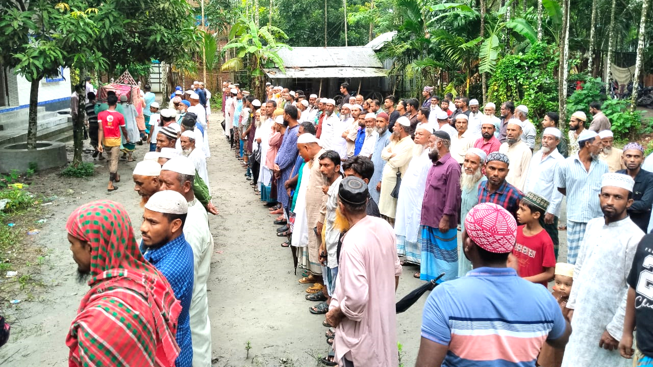 জানাজায় অংশ নেয় গ্রামবাসী