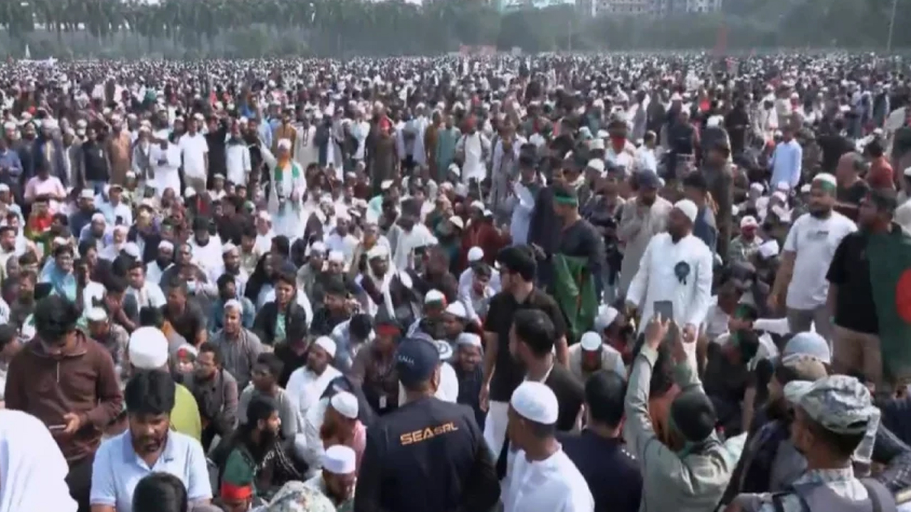 মানিক মিয়া অ্যাভিনিউতে সমবেত হয়েছেন লাখো মানুষ