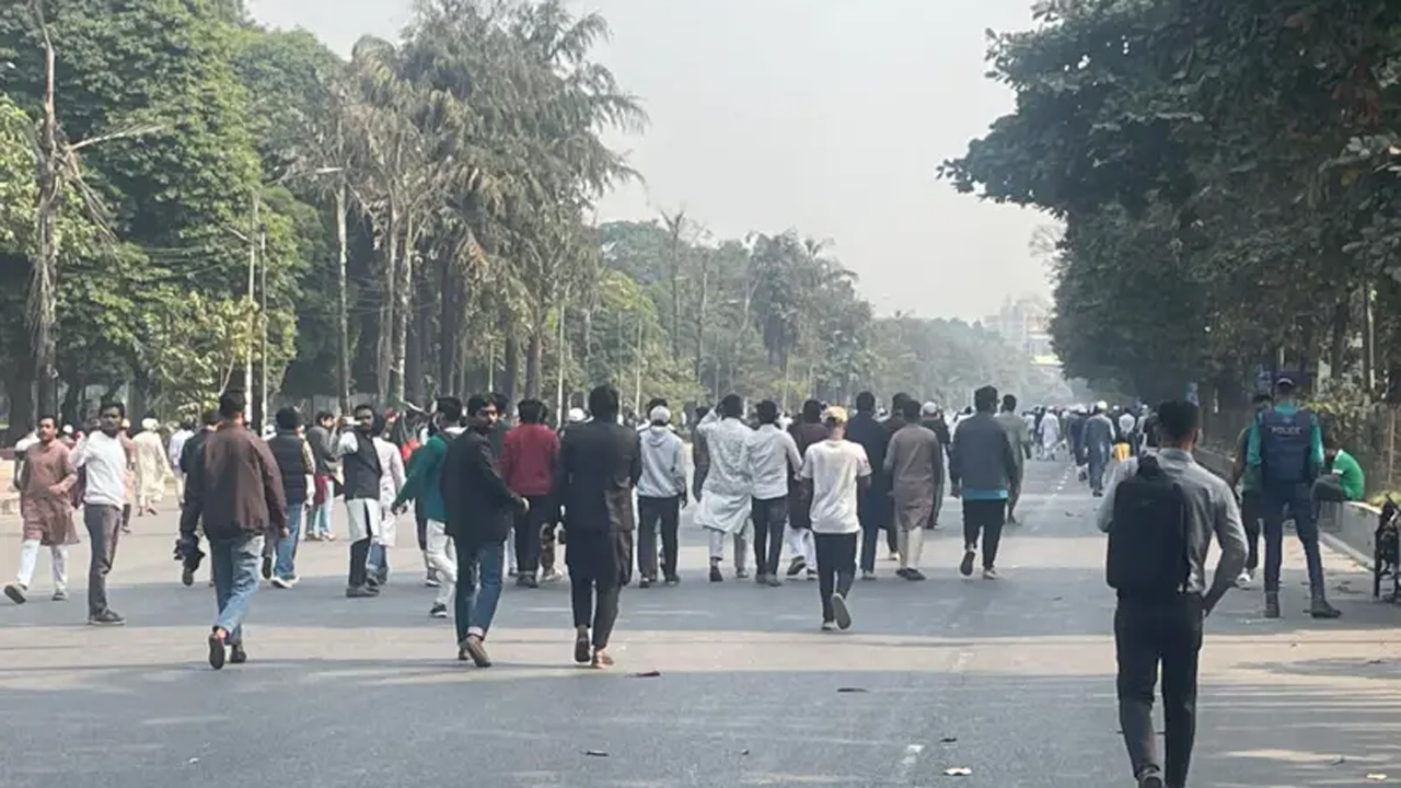 ওসমান হাদির জানাজায় অংশ নিতে বিভিন্ন এলাকা থেকে আসছে মানুষ