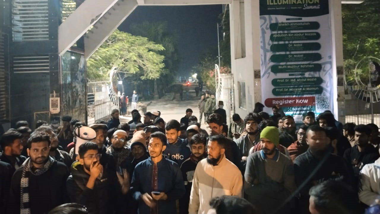 ওসমান হাদির ওপর হামলার প্রতিবাদে শিক্ষার্থীদের বিক্ষোভ