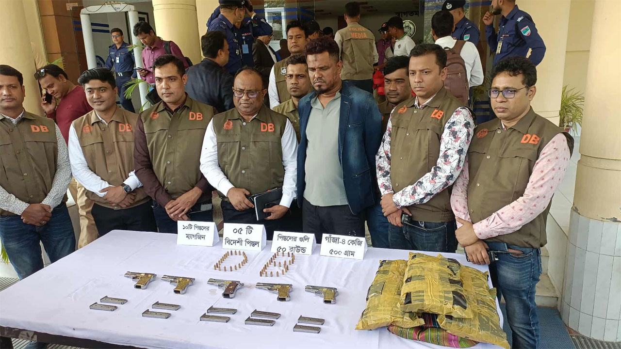 যশোরে ৫টি বিদেশী পিস্তল ও গাঁজাসহ যুবক গ্রেফতার