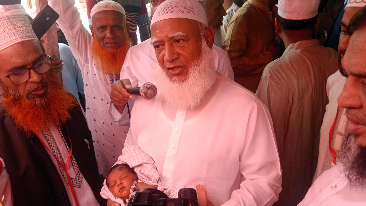 জামায়াত আমিরের কোলে সেলিম তালুকদার রমজানের কন্যা রোজা