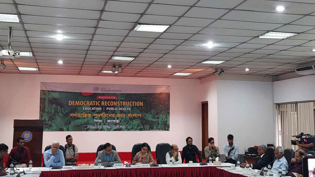 সিরডাপ মিলনায়তনে শিক্ষা ও স্বাস্থ্যবিষয়ক সংলাপে অংশগ্রহণকারীরা