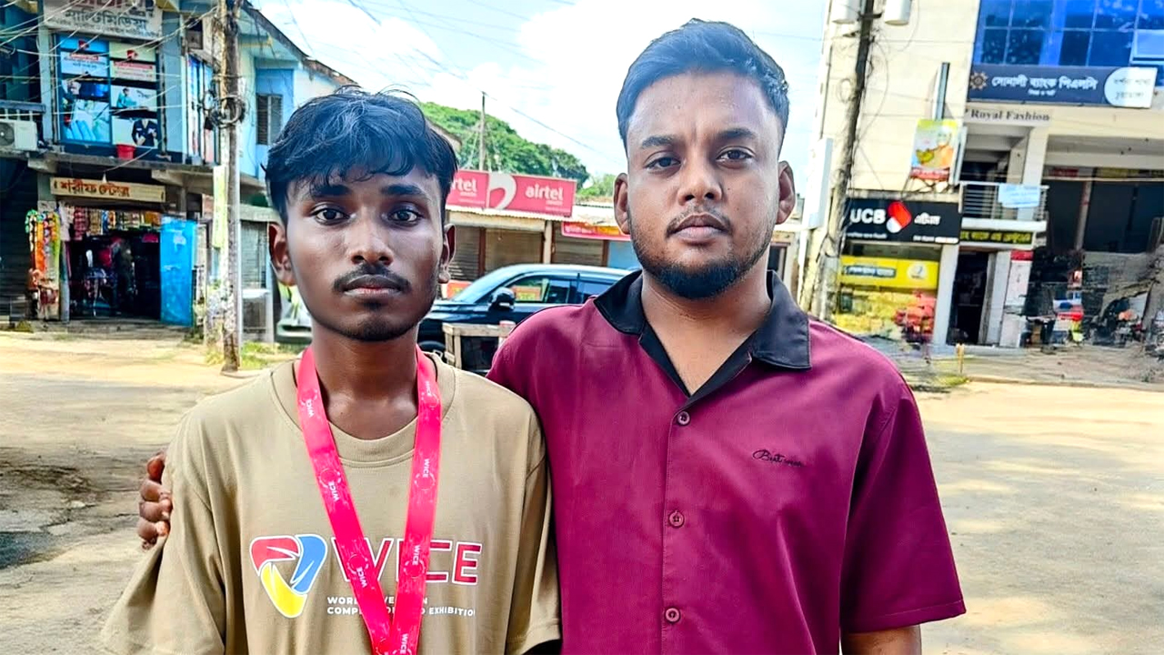 বামে স্বর্ণপদকপ্রাপ্ত জিহাদ