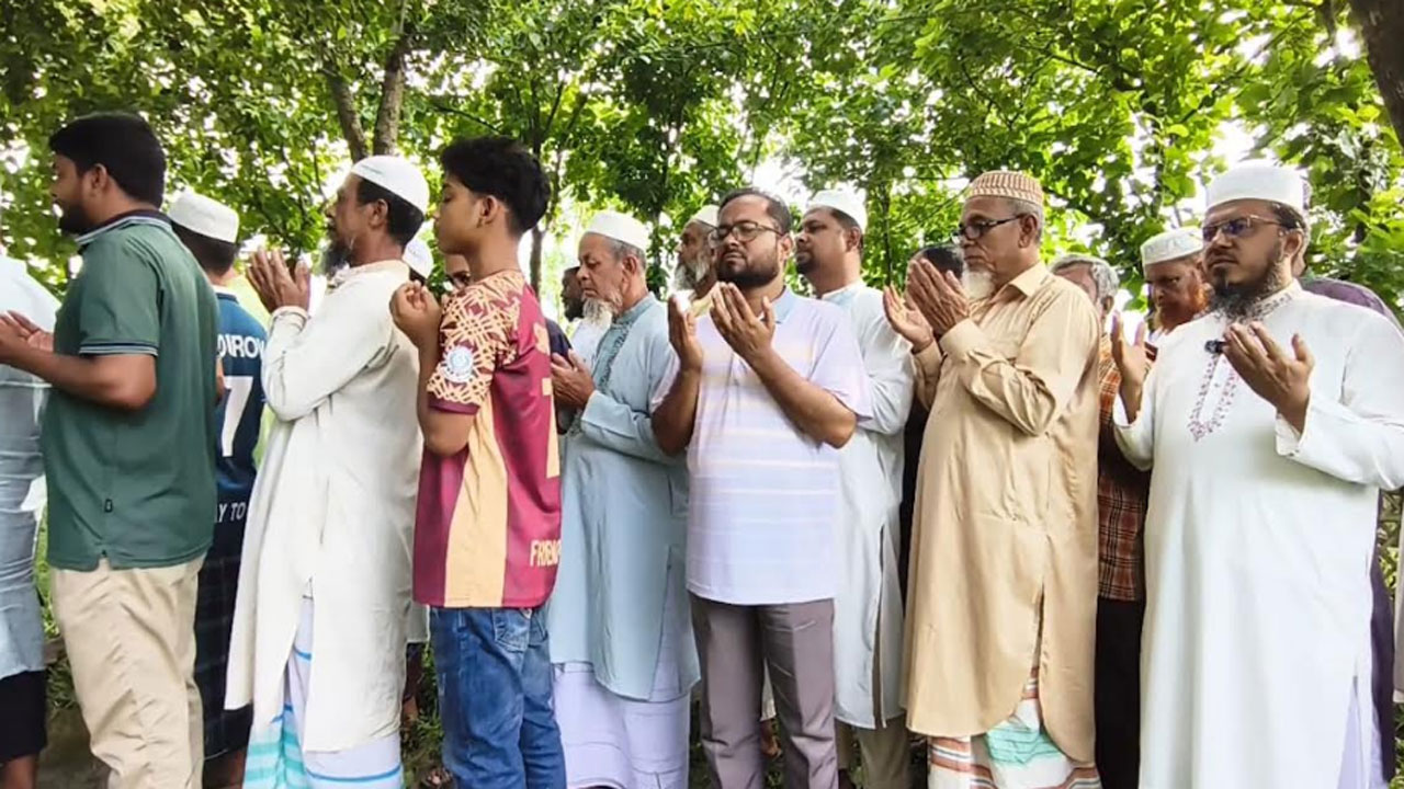 আশুগঞ্জে জুলাই শহীদের কবর জিয়ারতে জামায়াত নেতৃবৃন্দ