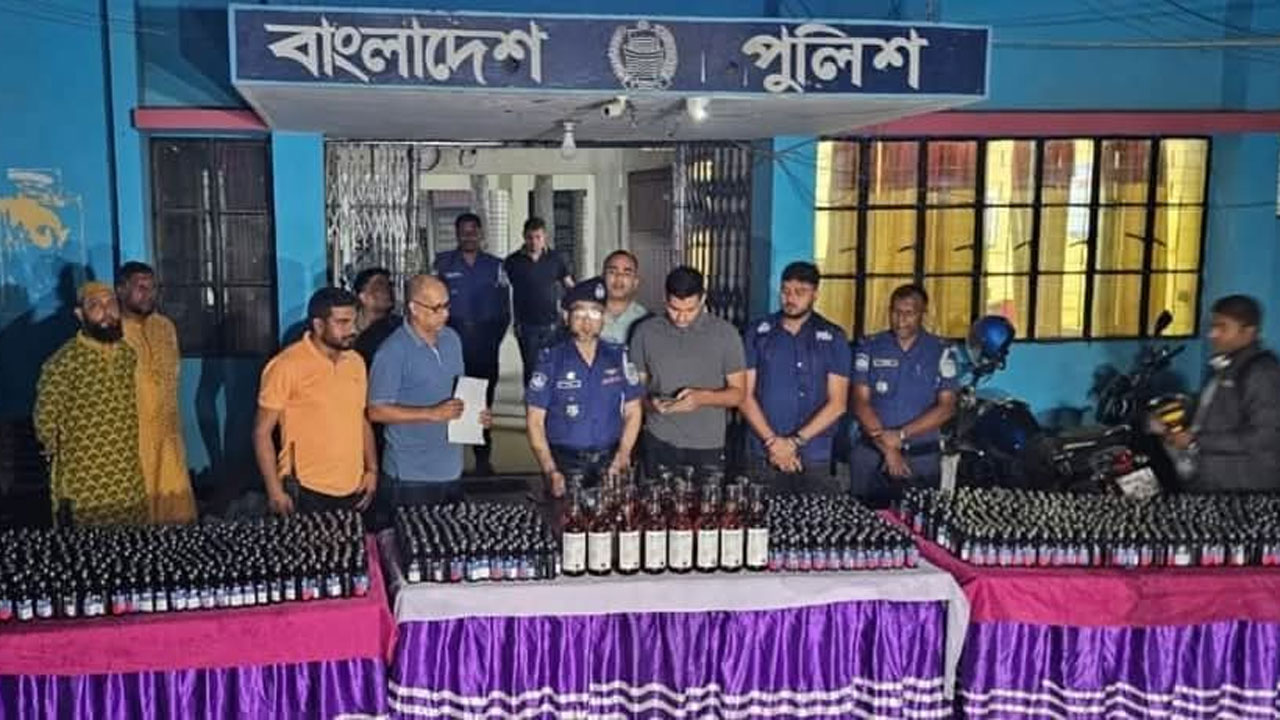 জামালপুরে পুলিশের জব্দ করা বিপুল পরিমাণ ফেনসিডিল।