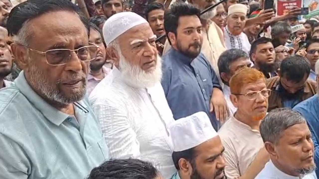 সচিবালয়ের সামনে অবস্থানকালে বিরোধীদলীয় নেতা ও জামায়াতে ইসলামীর আমির ডা: শফিকুর রহমান