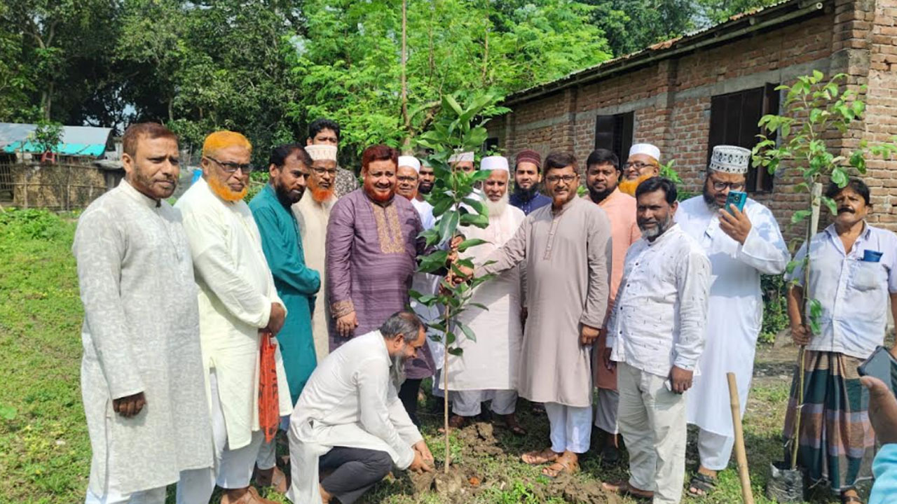 পরিবেশ রক্ষায় এ মৌসুমে চুয়াডাঙ্গা জেলায় মোট ৩০ হাজার বৃক্ষ রোপণের লক্ষ্যমাত্রা নির্ধারণ করা হয়েছে