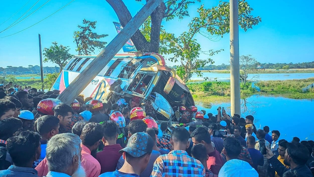 দুর্ঘটনাকবলিত বাস