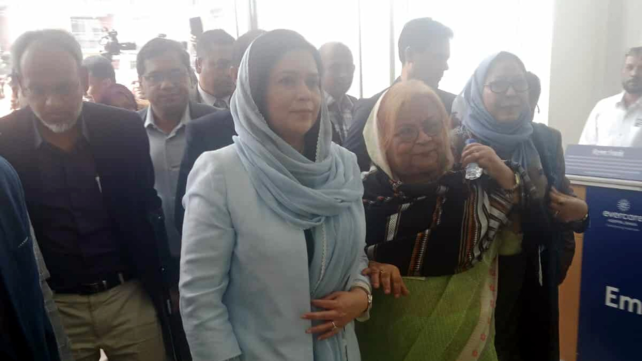 বেগম খালেদা জিয়াকে দেখতে এভারকেয়ার হাসপাতালে ডা: জুবাইদা রহমান