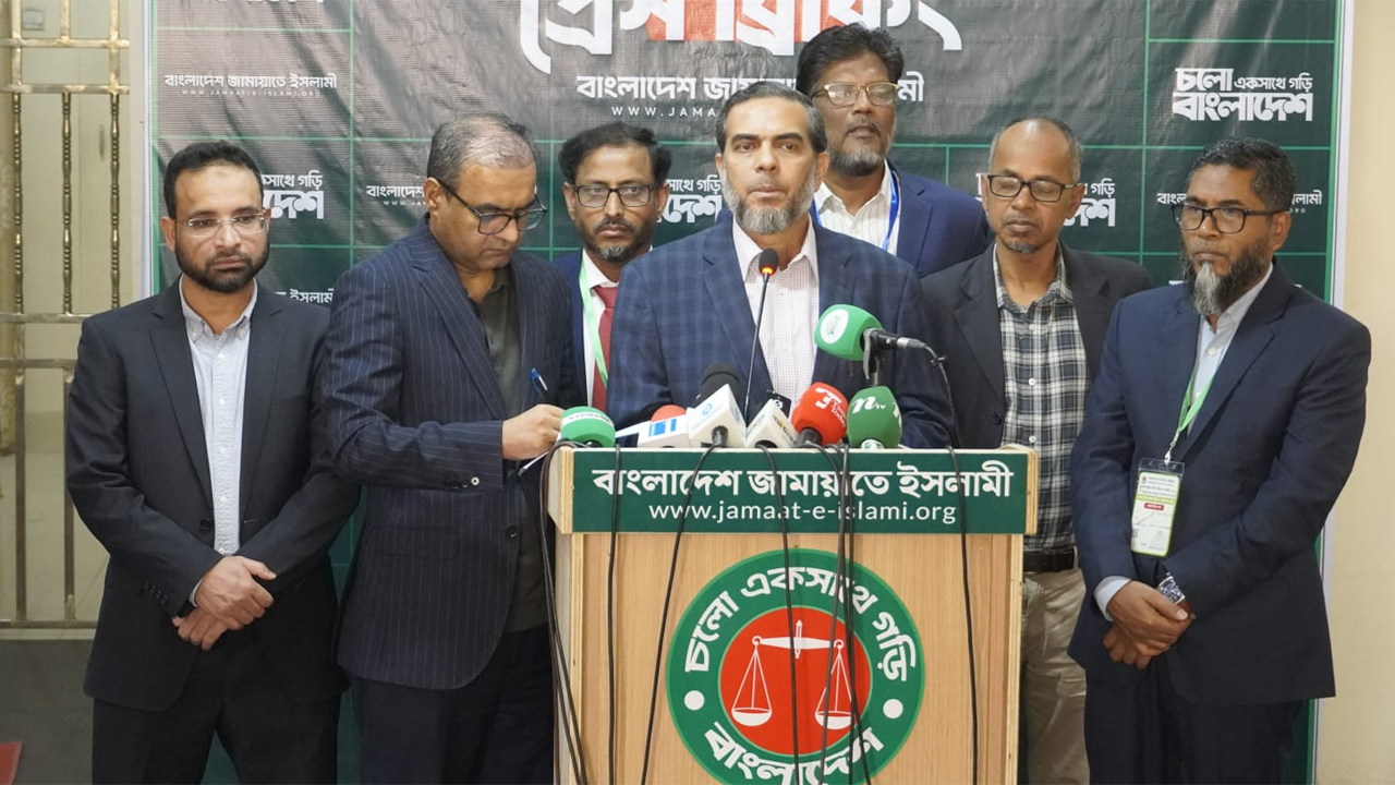 সংবাদ সম্মেলনে অ্যাডভোকেট এহসানুল মাহবুব জুবায়ের।