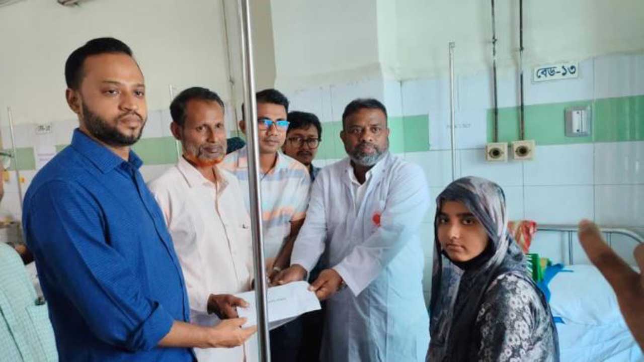 জুলাই শহীদ জুবায়েরের বোন জেসমিন আকতারের চিকিৎসায় পাশে দাঁড়ালেন প্রধানমন্ত্রী