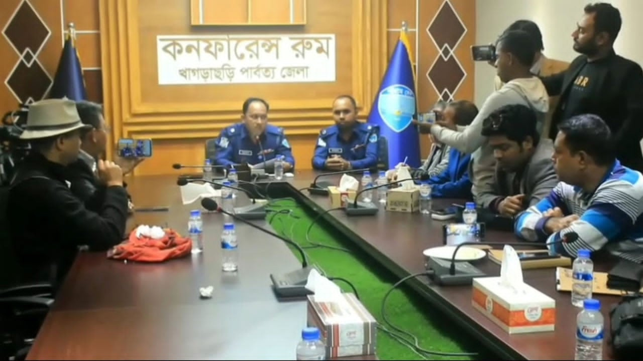 পুলিশ সুপারের ব্রিফিং