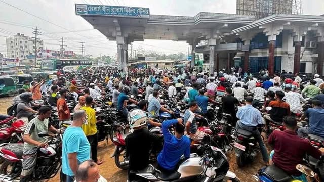 তেলের জন্য দীর্ঘ লাইন