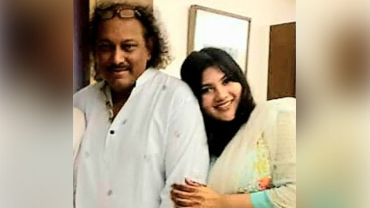 বাবা কায়সার হামিদের সাথে কারিনা কায়সার