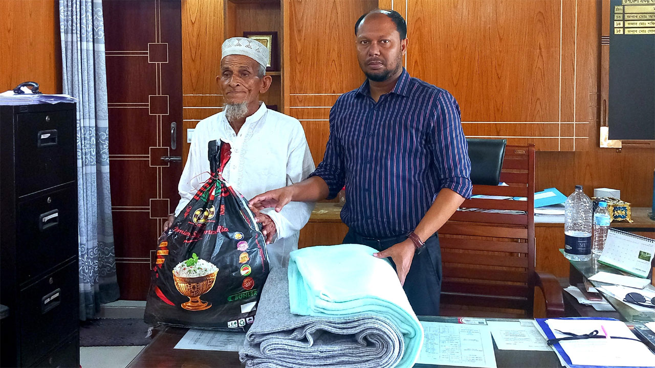ক্ষতিগ্রস্ত পরিবারের জন্য প্রয়োজনীয় সামগ্রী বিতরণ