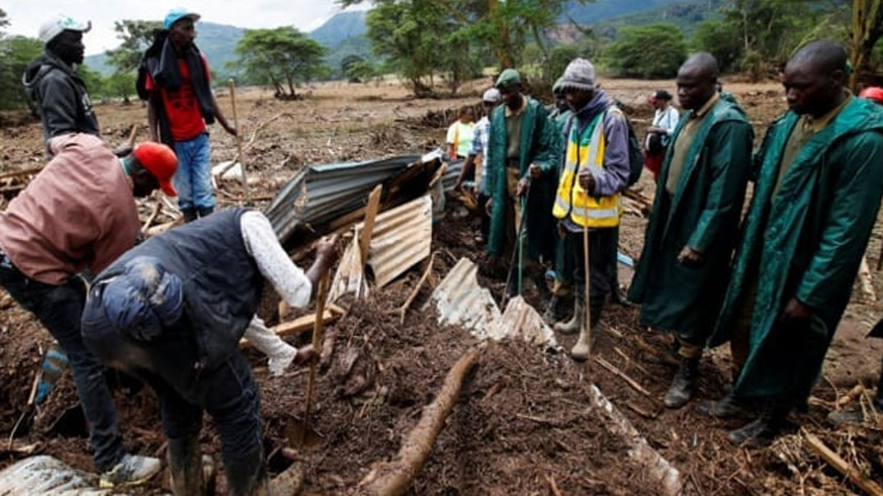 কেনিয়ার পশ্চিমাঞ্চলে শনিবার ভারী বৃষ্টিপাতের ফলে ভূমিধস হয়